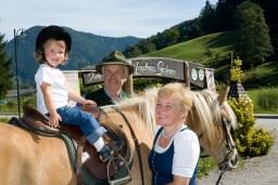 Familie Gasteiner mit Haflinger